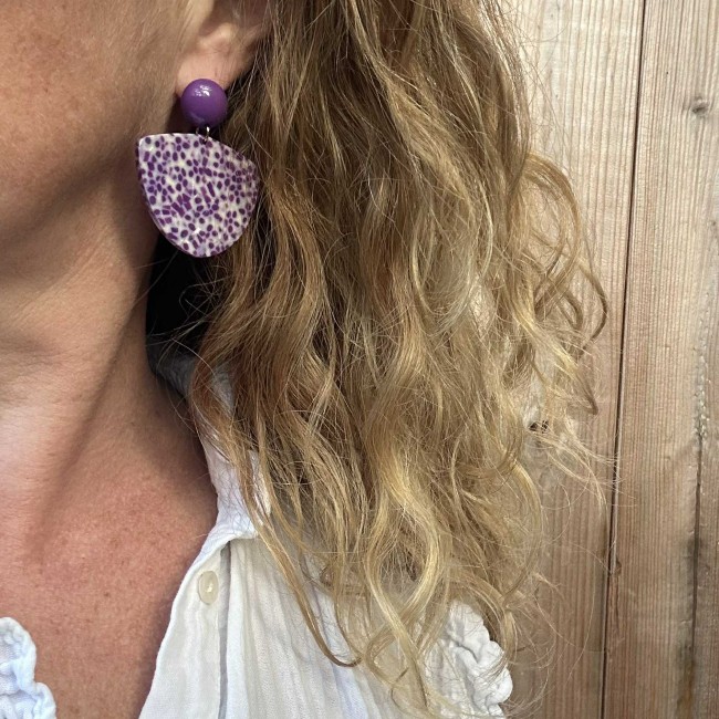 boucles d'oreilles de créateur, pendentif géométrique moucheté violet clou d'oreille acier inox rond résine, portées, atelier proche de Bordeaux boucles d'oreilles de créateur, pendentif géométrique moucheté violet clou d'oreille acier inox rond résine, portées, atelier proche de Bordeaux