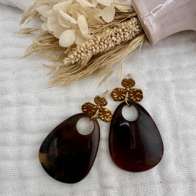 boucles d'oreilles de créateur, pendentif goutte marbrée en résine et clou d'oreille fleur acier inox doré, atelier proche de Bordeaux boucles d'oreilles de créateur, pendentif goutte marbrée en résine et clou d'oreille fleur acier inox doré, atelier proche de Bordeaux