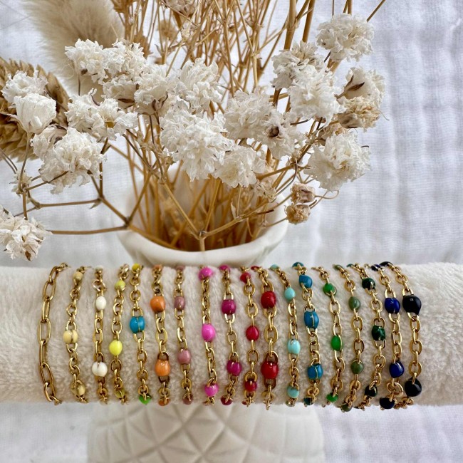 Fines bagues créateur, chaînettes en acier inoxydable doré et gouttes de résine de couleur, atelier proche de Bordeaux Fines bagues créateur, chaînettes en acier inoxydable doré et gouttes de résine de couleur, atelier proche de Bordeaux