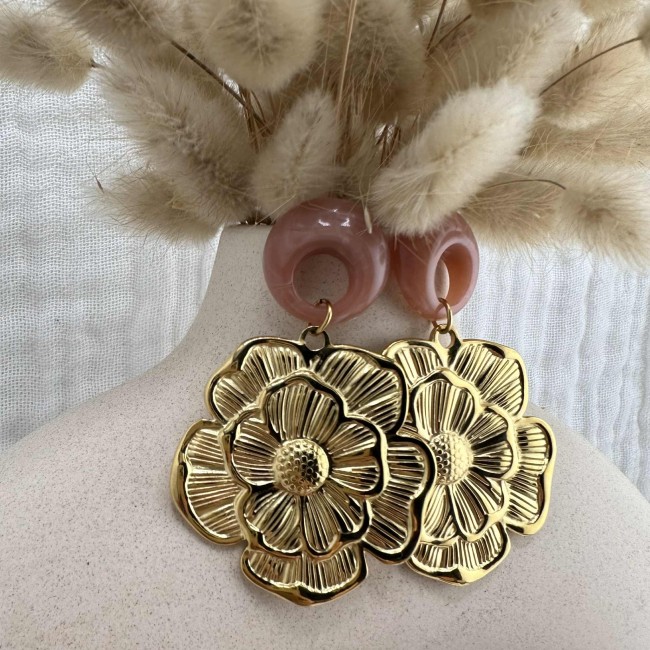 boucles d'oreilles de créateur, pendentif jolie fleur doré, monté sur un clou d'oreille ajouré beige rosé en résine, acier inox, atelier proche de Bordeaux boucles d'oreilles de créateur, pendentif jolie fleur doré, monté sur un clou d'oreille ajouré beige rosé en résine, acier inox, atelier proche de Bordeaux