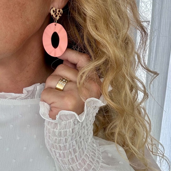 Boucles d’oreilles Alix blush Boucles d’oreilles Alix blush avec pendentif ovale rose et clou cœur moucheté portées à l’oreille – DEBA CREATION