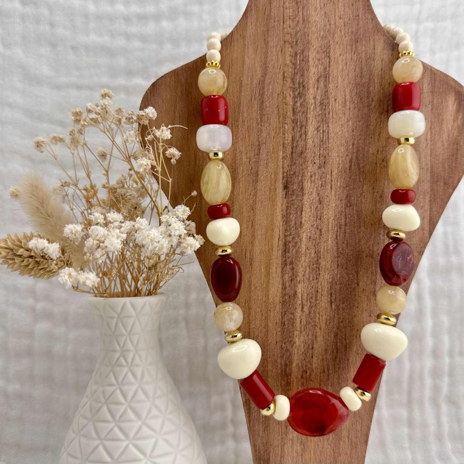 collier de créateur, grosses perles en résine rouge et acier inox doré, atelier proche de Bordeaux