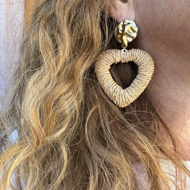 boucles d'oreilles de créateur, pendentif coeur raphia beige, clou oreille martelé acier inox doré, portées, atelier proche de Bordeaux