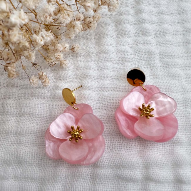 Paire de boucles d’oreilles fleurs rose tendre Lena avec cœur fleuri et clous dorés sur tissu écru – DEBA CREATION