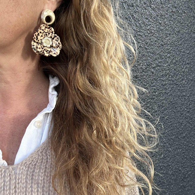 boucles d'oreilles de créateur, pendentif jolie fleur en relief moucheté marron ou blanc marbré clou d'oreille rond assorti acier inox, portées, atelier proche de Bordeaux boucles d'oreilles de créateur, pendentif jolie fleur en relief moucheté marron ou blanc marbré clou d'oreille rond assorti acier inox, portées, atelier proche de Bordeaux