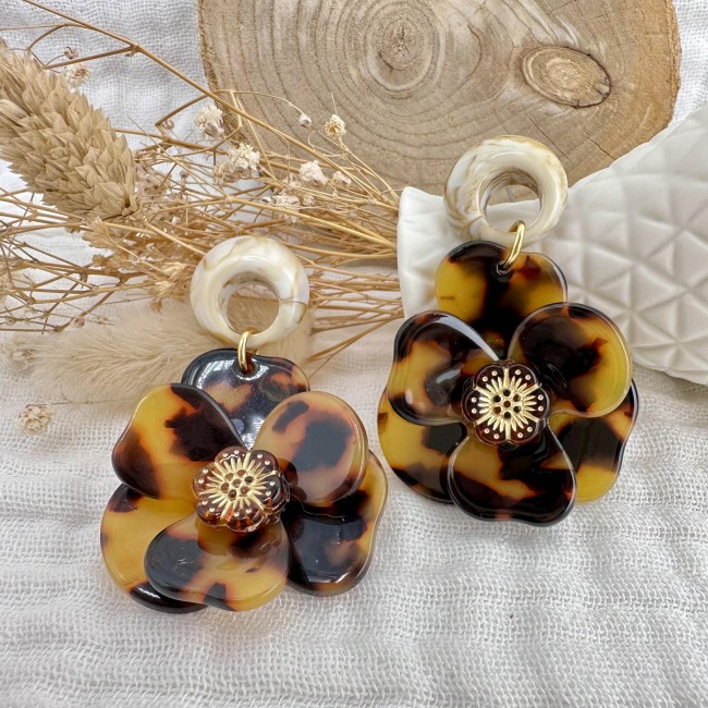 boucles d'oreilles de créateur, pendentif résine jolie fleur en relief écaille de tortue clou d'oreille rond assorti acier inox, atelier proche de Bordeaux boucles d'oreilles de créateur, pendentif résine jolie fleur en relief écaille de tortue clou d'oreille rond assorti acier inox, atelier proche de Bordeaux