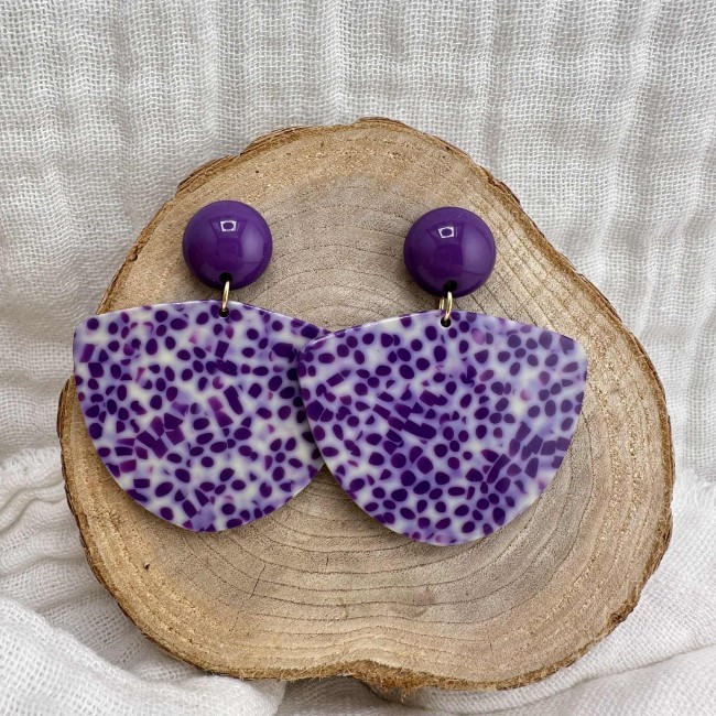 boucles d'oreilles de créateur, pendentif géométrique moucheté violet clou d'oreille acier inox rond résine, atelier proche de Bordeaux boucles d'oreilles de créateur, pendentif géométrique moucheté violet clou d'oreille acier inox rond résine, atelier proche de Bordeaux