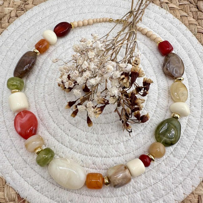 collier de créateur, grosses perles en résine multicolore et acier inox doré, atelier proche de Bordeaux