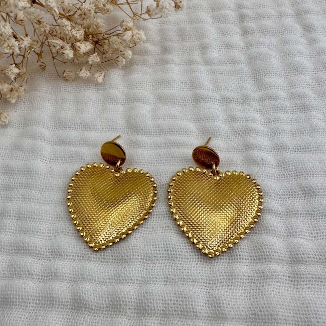 Paire de boucles d’oreilles Adélaïde en forme de cœur bombé doré avec finition pointillée et clous ronds assortis – DEBA CREATION