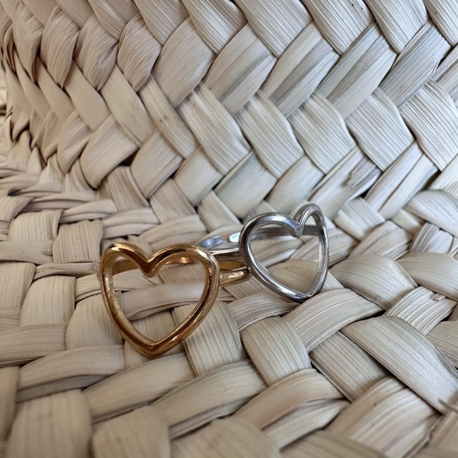 Détail bague cœur élégante doré ou argenté