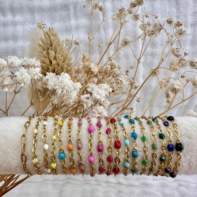 Fines bagues créateur, chaînettes en acier inoxydable doré et gouttes de résine de couleur, atelier proche de Bordeaux Fines bagues créateur, chaînettes en acier inoxydable doré et gouttes de résine de couleur, atelier proche de Bordeaux