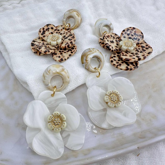 boucles d'oreilles de créateur, pendentif jolie fleur en relief moucheté marron ou blanc marbré clou d'oreille rond assorti acier inox, atelier proche de Bordeaux boucles d'oreilles de créateur, pendentif jolie fleur en relief moucheté marron ou blanc marbré clou d'oreille rond assorti acier inox, atelier proche de Bordeaux