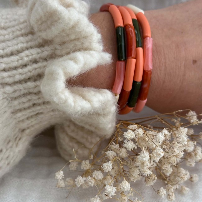 Bracelets élastiques Anatole été indien – DEBA CREATION Bracelets élastiques Anatole aux tons terracotta et corail portés au poignet – DEBA CREATION