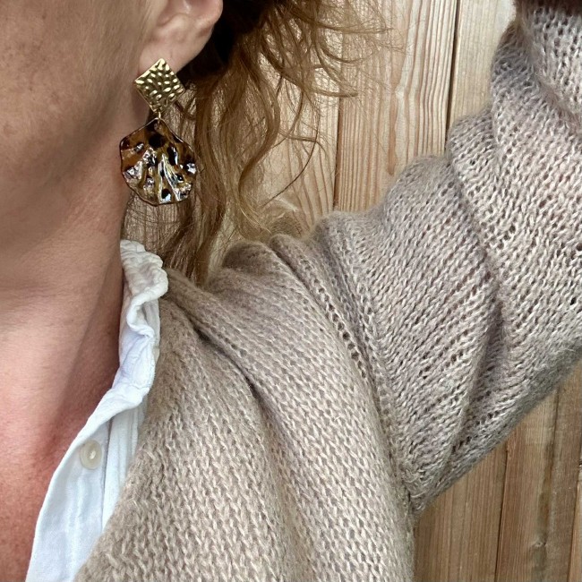 boucles d'oreilles de créateur, pendentif pétale fleur guépard clou d'oreille acier inox doré, portées, atelier proche de Bordeaux boucles d'oreilles de créateur, pendentif pétale fleur guépard clou d'oreille acier inox doré, portées, atelier proche de Bordeaux