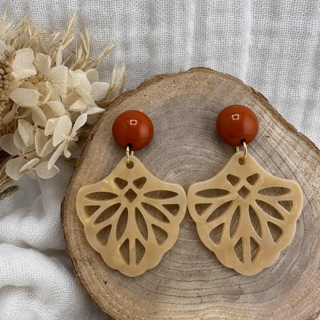 boucles d'oreilles de créateur, pendentif volute résine ajouré clou d'oreille acier inox rond résine, atelier proche de Bordeaux boucles d'oreilles de créateur, pendentif volute résine ajouré clou d'oreille acier inox rond résine, atelier proche de Bordeaux