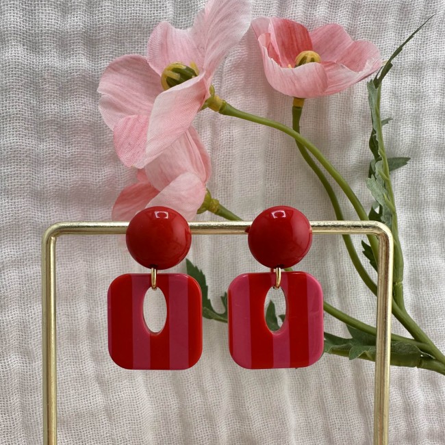 boucles d'oreilles de créateur, carrés colorés et rayés rose et rouge, clou d'oreille rond résine coloré assorti, atelier proche de Bordeaux boucles d'oreilles de créateur, carrés colorés et rayés rose et rouge, clou d'oreille rond résine coloré assorti, atelier proche de Bordeaux
