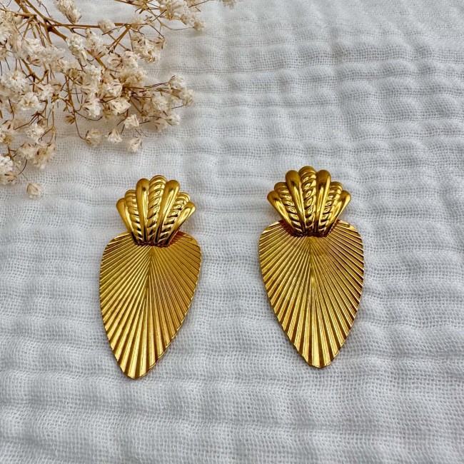 Paire de boucles d’oreilles Victoria dorées à pendentifs striés – DEBA CREATION