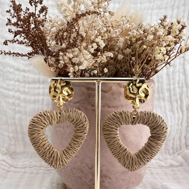boucles d'oreilles de créateur, pendentif coeur raphia beige, clou oreille martelé acier inox doré, atelier proche de Bordeaux
