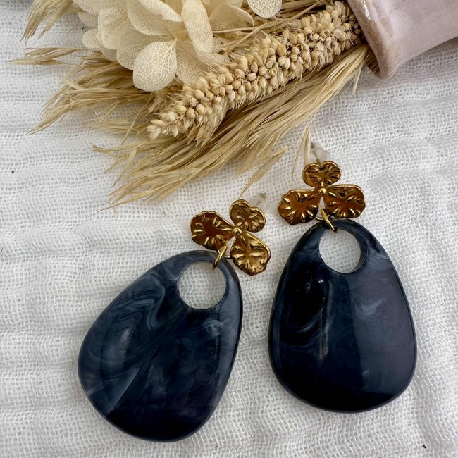 boucles d'oreilles de créateur, pendentif goutte marbrée en résine et clou d'oreille fleur acier inox doré, atelier proche de Bordeaux boucles d'oreilles de créateur, pendentif goutte marbrée en résine et clou d'oreille fleur acier inox doré, atelier proche de Bordeaux