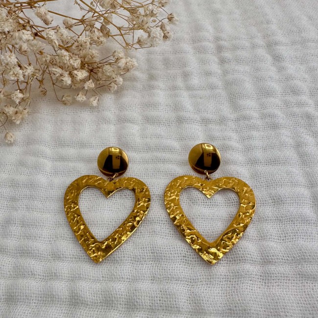 Paire de boucles d’oreilles Julia en forme de cœur doré ajouré avec clous ronds assortis – DEBA CREATION