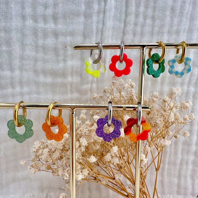 Pendentifs fleurs Patti interchangeables - DEBA CREATION Pendentifs fleurs Patti en résine montés sur créoles dorées ou argentées