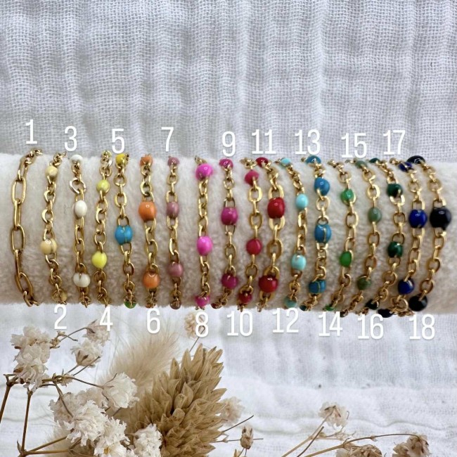 Fines bagues créateur, chaînettes en acier inoxydable doré et gouttes de résine de couleur, atelier proche de Bordeaux Fines bagues créateur, chaînettes en acier inoxydable doré et gouttes de résine de couleur, atelier proche de Bordeaux