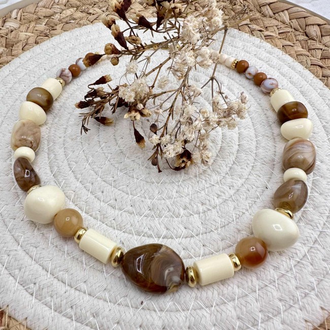 collier de créateur, grosses perles en résine beige et acier inox doré, atelier proche de Bordeaux