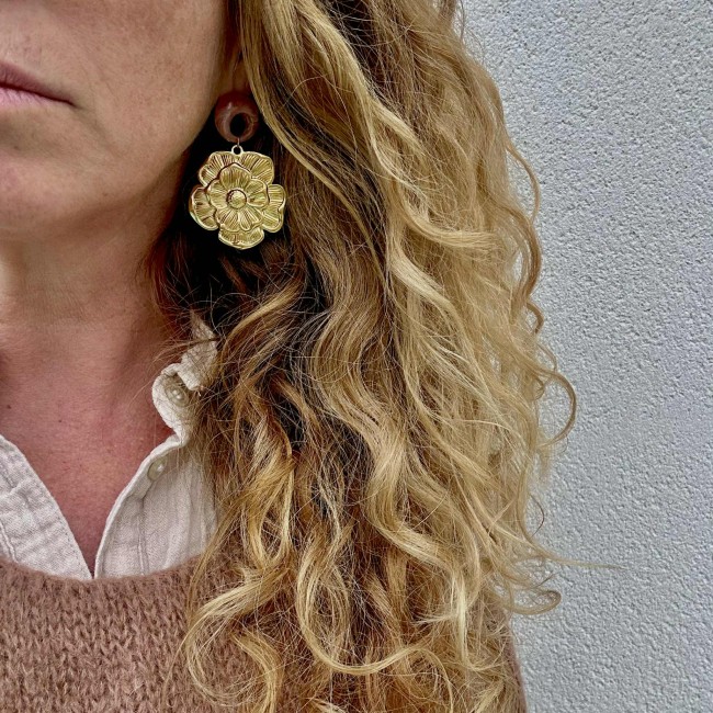 boucles d'oreilles de créateur, pendentif jolie fleur doré, monté sur un clou d'oreille ajouré beige rosé en résine, acier inox, portées, atelier proche de Bordeaux boucles d'oreilles de créateur, pendentif jolie fleur doré, monté sur un clou d'oreille ajouré beige rosé en résine, acier inox, portées, atelier proche de Bordeaux