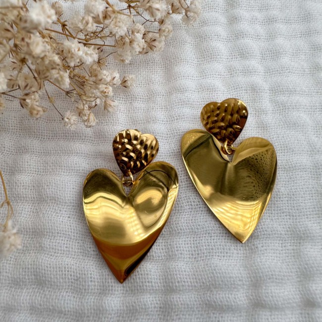Paire de boucles d’oreilles Valentine cœurs dorés brillants avec clous dorés martelés – DEBA CREATION