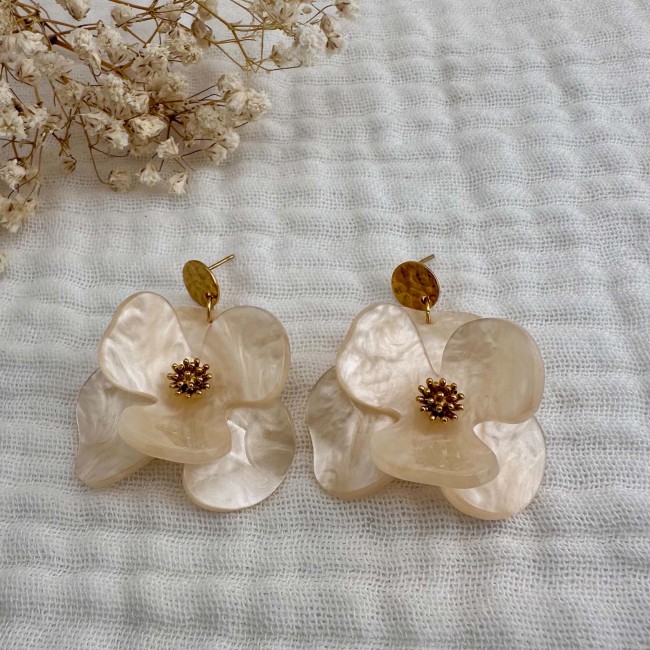 Paire de boucles d’oreilles Iris en forme de fleur ivoire avec cœur doré et clous martelés