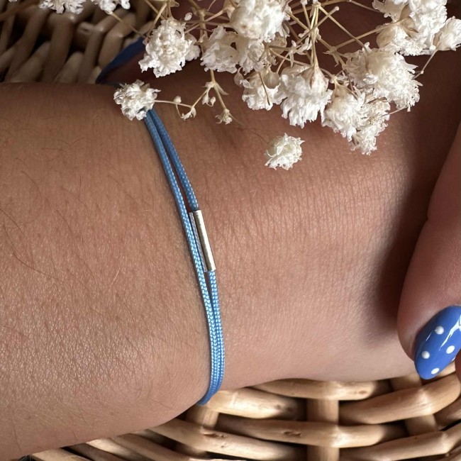 bracelet de créateur, porté, à offrir à ton amoureux, ton ami, ta famille, fil et tube en argent ajustable, présentés sur une carte promesse du petit doigt, 16 coloris au choix, atelier proche de Bordeaux