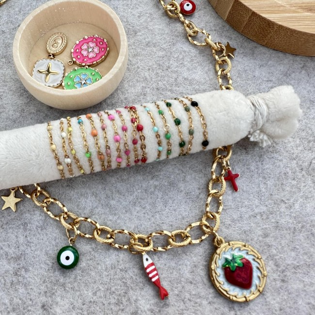 Réalisation d'un collier personnalisé pendant un atelier créatif bijoux DEBA CREATION