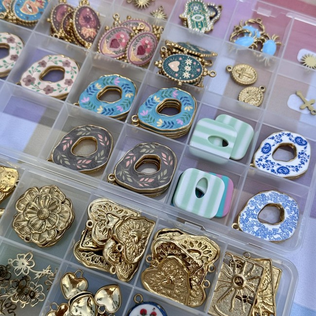 Atelier créatifs de bijoux sautoir et bague en acier inoxydable doré, proche de Bordeaux, plus de 150 pampilles charms au choix