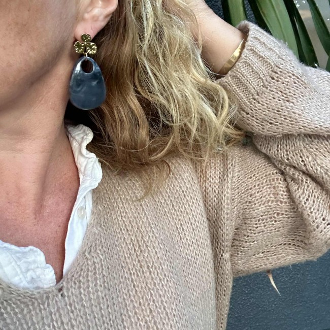 boucles d'oreilles de créateur, pendentif goutte marbrée en résine et clou d'oreille fleur acier inox doré, portées, atelier proche de Bordeaux boucles d'oreilles de créateur, pendentif goutte marbrée en résine et clou d'oreille fleur acier inox doré, portées, atelier proche de Bordeaux