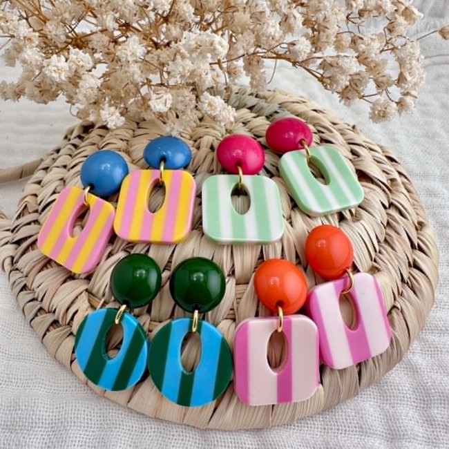 Collection des boucles d'oreilles Berlingot colorées et rayées