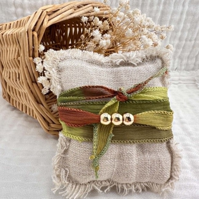 Bracelet bohème Annick en ruban de soie kaki avec trois perles dorées
