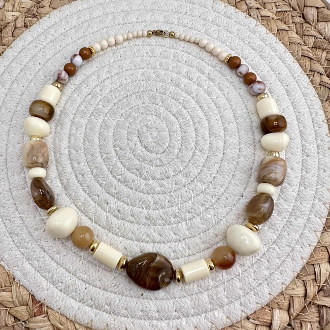 collier de créateur, grosses perles en résine beige et acier inox doré, atelier proche de Bordeaux