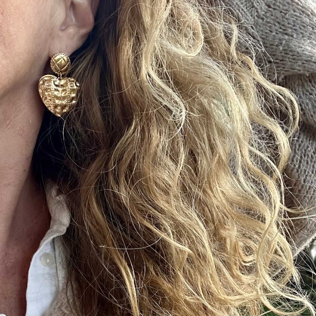boucles d'oreilles de créateur, acier inox doré, pendentif coeur façon matelassé clou d'oreille rond assorti, portées, atelier proche de Bordeaux boucles d'oreilles de créateur, acier inox doré, pendentif coeur façon matelassé clou d'oreille rond assorti, portées, atelier proche de Bordeaux
