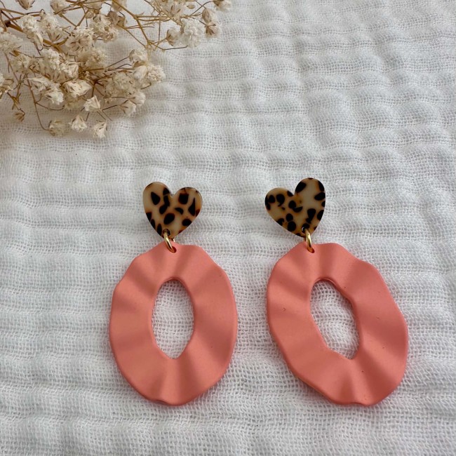 Paire de boucles d’oreilles Alix rose blush Paire de boucles d’oreilles Alix blush avec pendentifs ovales roses et clous cœur mouchetés sur tissu écru – DEBA CREATION