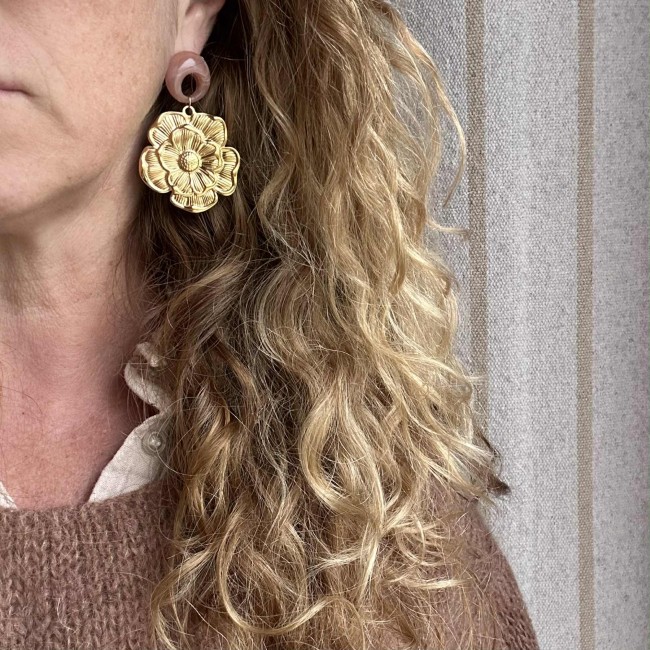 boucles d'oreilles de créateur, pendentif jolie fleur doré, monté sur un clou d'oreille ajouré beige rosé en résine, acier inox, portées, atelier proche de Bordeaux boucles d'oreilles de créateur, pendentif jolie fleur doré, monté sur un clou d'oreille ajouré beige rosé en résine, acier inox, portées, atelier proche de Bordeaux