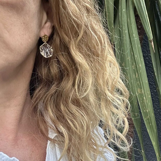 boucles d'oreilles de créateur, pendentif pétale fleur transparent et doré clou d'oreille rond acier inox doré, portées, atelier proche de Bordeaux boucles d'oreilles de créateur, pendentif pétale fleur transparent et doré clou d'oreille rond acier inox doré, portées, atelier proche de Bordeaux