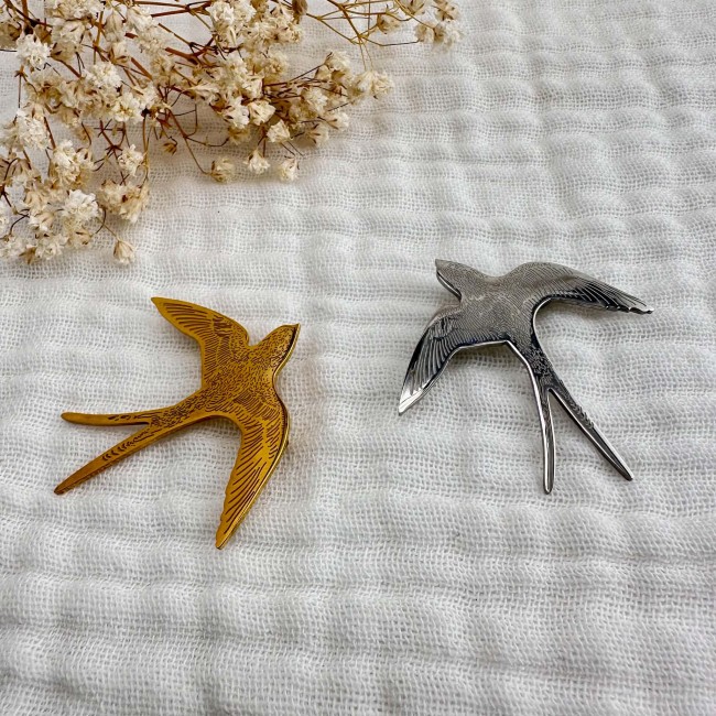 Broches hirondelles en acier inoxydable doré et argenté sur tissu écru – DEBA CREATION