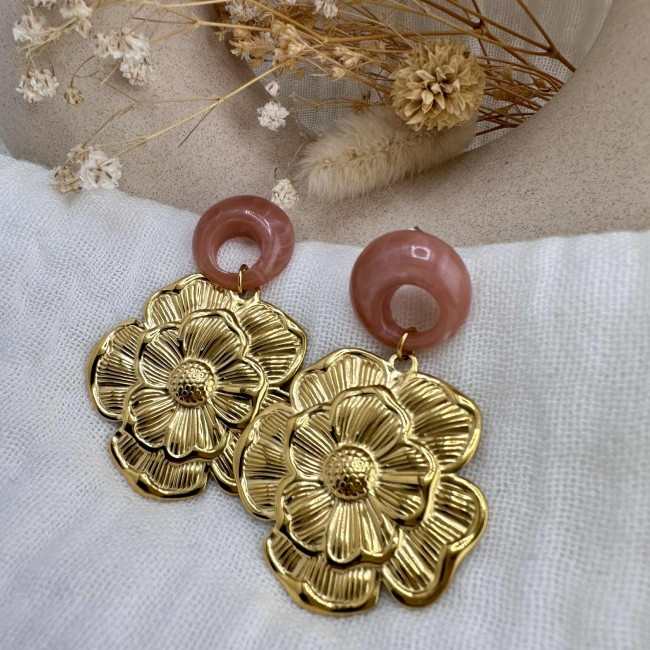 boucles d'oreilles de créateur, pendentif jolie fleur doré, monté sur un clou d'oreille ajouré beige rosé en résine, acier inox, atelier proche de Bordeaux boucles d'oreilles de créateur, pendentif jolie fleur doré, monté sur un clou d'oreille ajouré beige rosé en résine, acier inox, atelier proche de Bordeaux