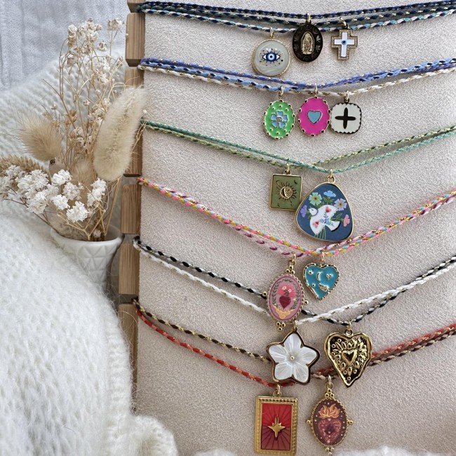 collier de créateur personnalisable, à composer soi-même, bar à colliers,  cordon coton tressé ajustable et pendentifs acier inox au choix, atelier proche de Bordeaux