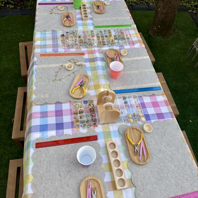 Matériel et fournitures disposés sur la table pour un atelier de création de bijoux