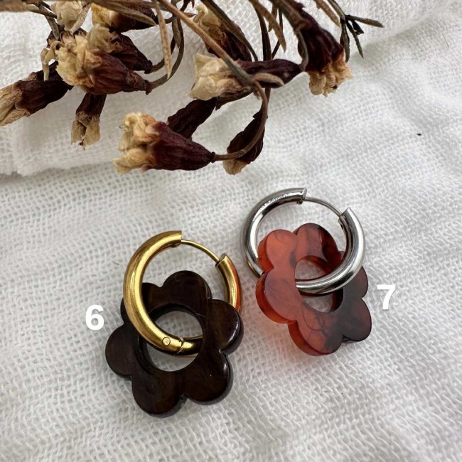 boucles d'oreilles créoles de créateur, pendentif fleur en résine et créoles acier inox doré ou argenté, atelier proche de Bordeaux boucles d'oreilles créoles de créateur, pendentif fleur en résine et créoles acier inox doré ou argenté, atelier proche de Bordeaux