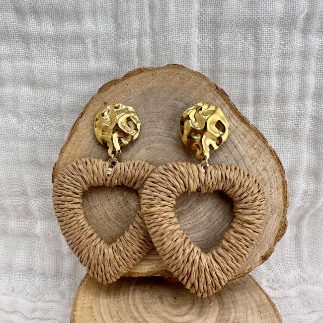 boucles d'oreilles de créateur, pendentif coeur raphia beige, clou oreille martelé acier inox doré, atelier proche de Bordeaux