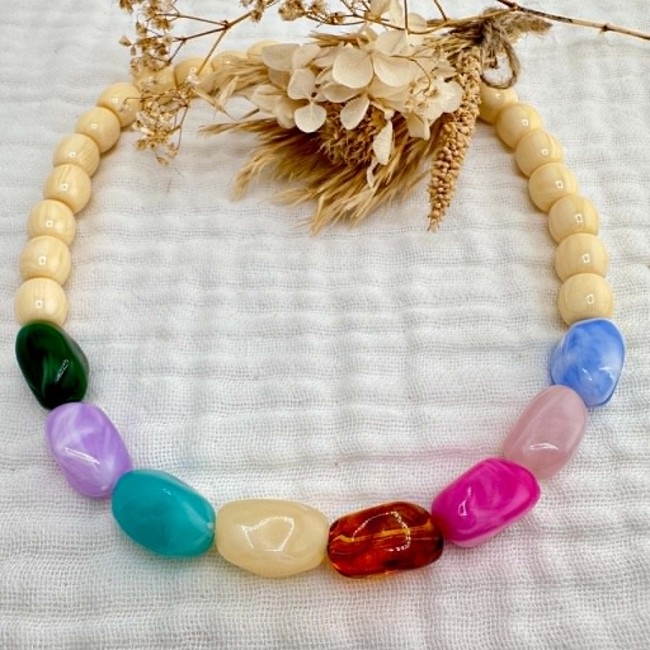 Collier Happy en grosses perles multicolores sur fond naturel
