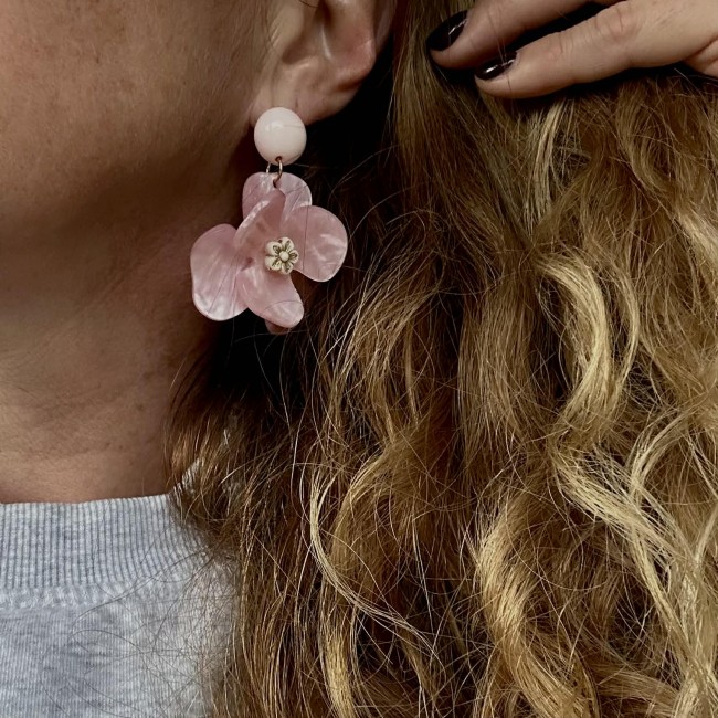 boucles d'oreilles de créateur, pendentif résine jolie fleur en relief en résine colorée clou d'oreille rond assorti acier inox, 8 coloris au choix, ici modèle rose pâle porté, atelier proche de Bordeaux