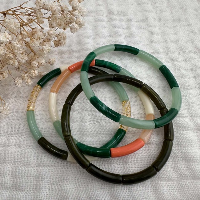 Accumulation de bracelets élastiques Anatole aux nuances de vert, beige et orange – DEBA CREATION